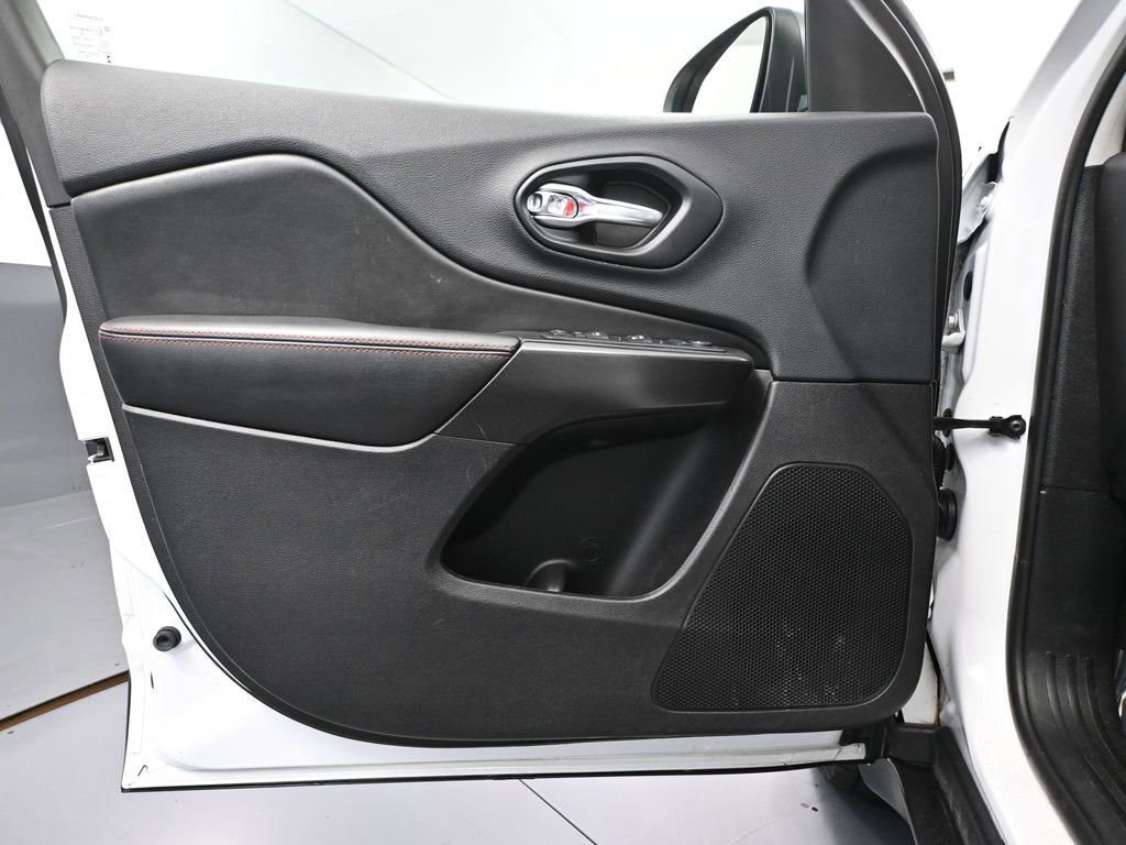 Used 2019 Jeep Cherokee Trailhawk image 18