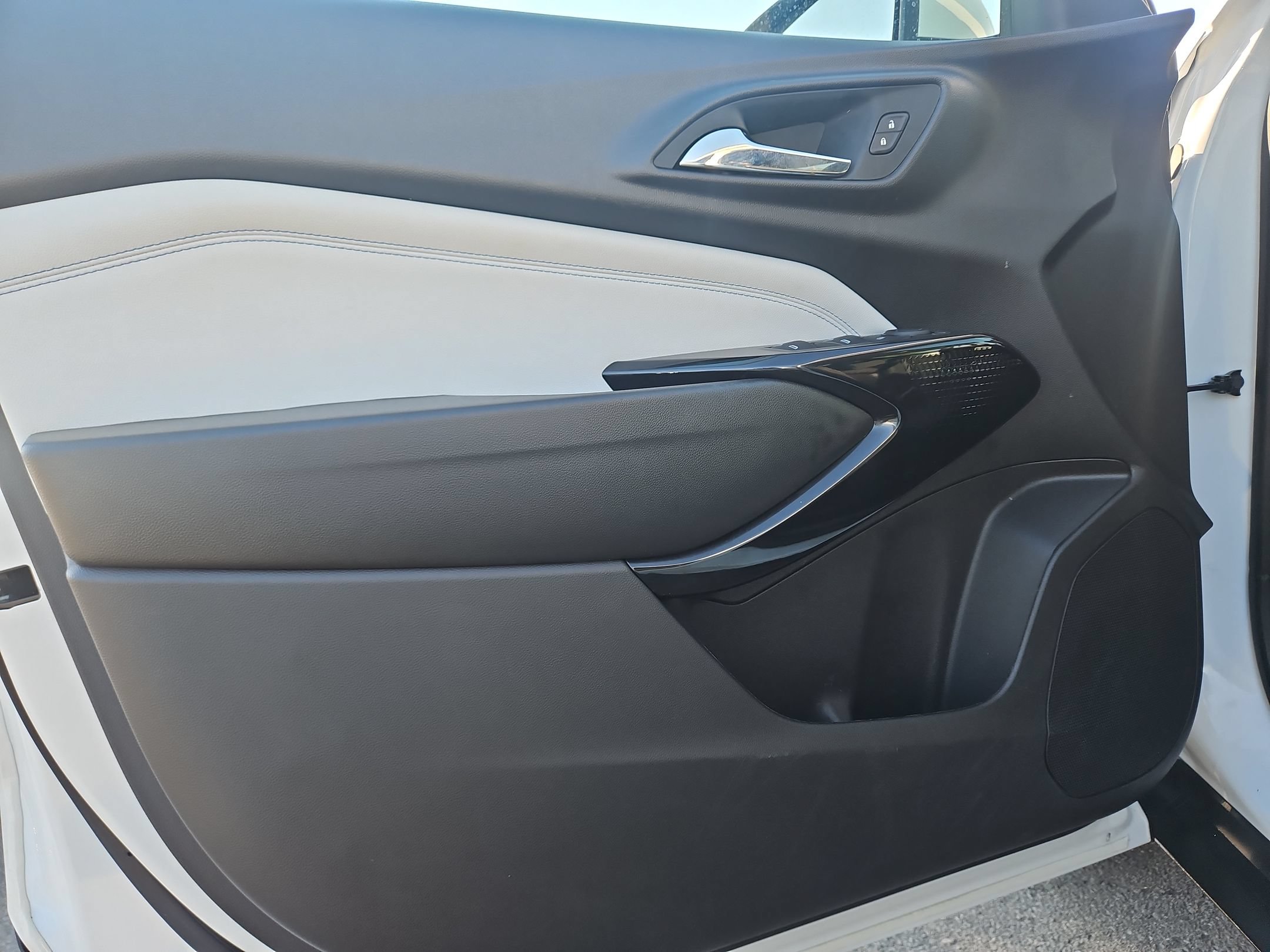 Used 2025 Chevrolet Trax LT FWD image 20