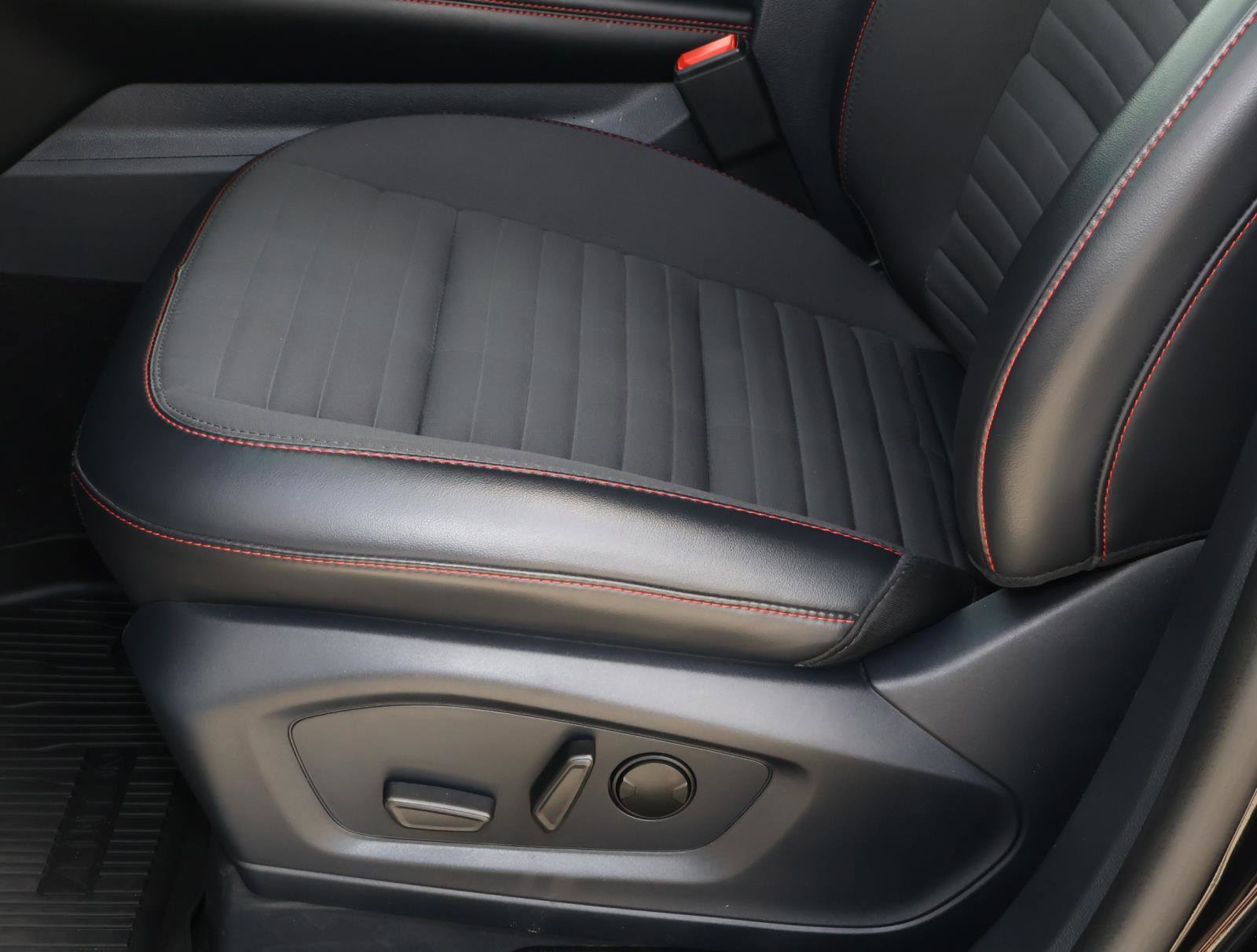 Used 2025 Ford Explorer ST-Line image 16