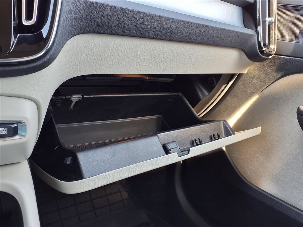 Used 2021 Volvo XC40 T4 Momentum w/ Protection Package Premier image 27