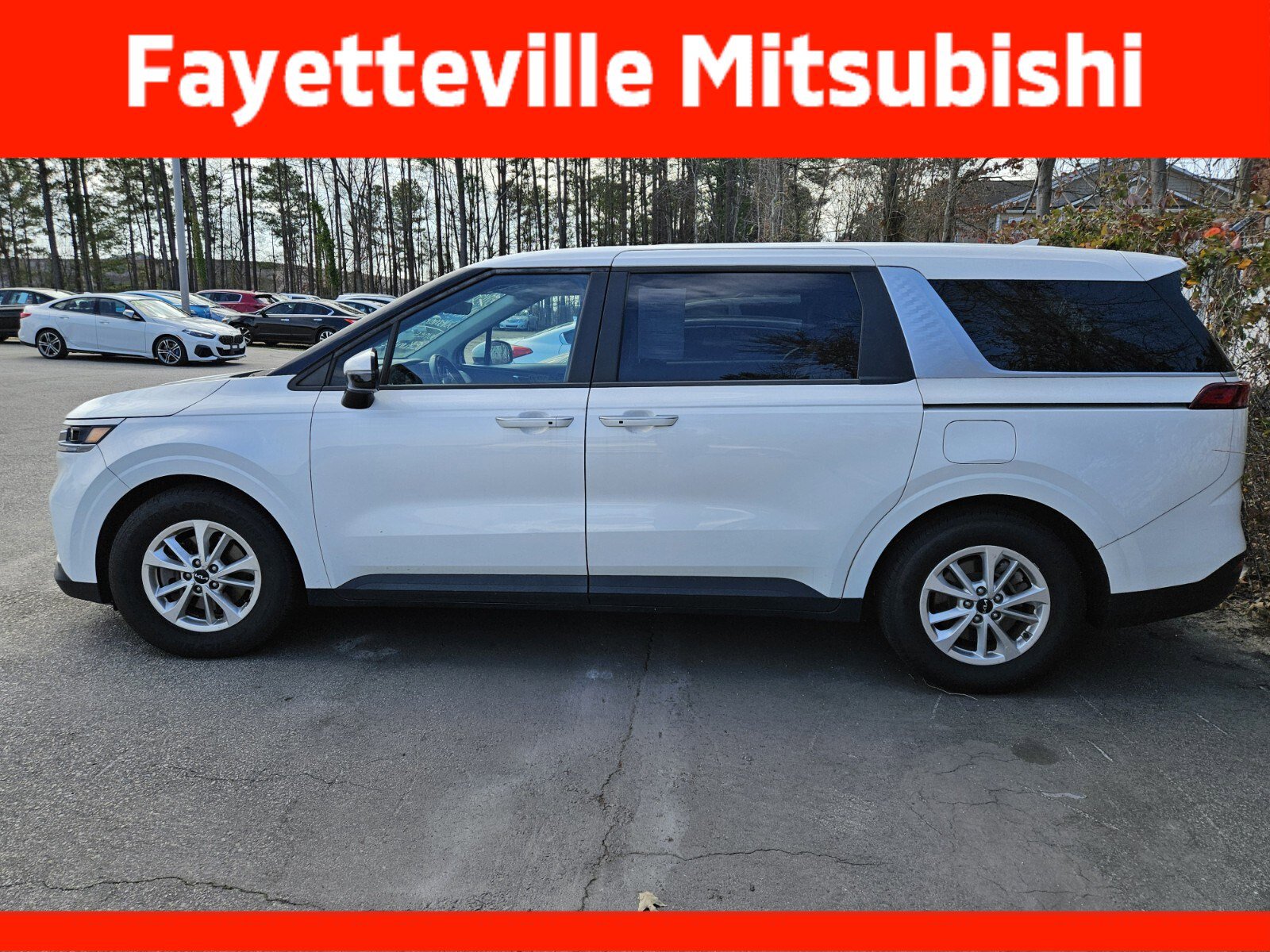 Used 2022 Kia Carnival LX image 11