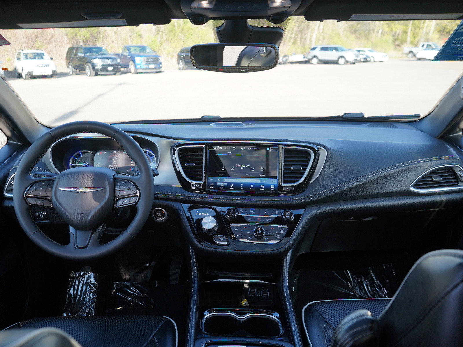 Used 2024 Chrysler Pacifica Premium FWD image 14