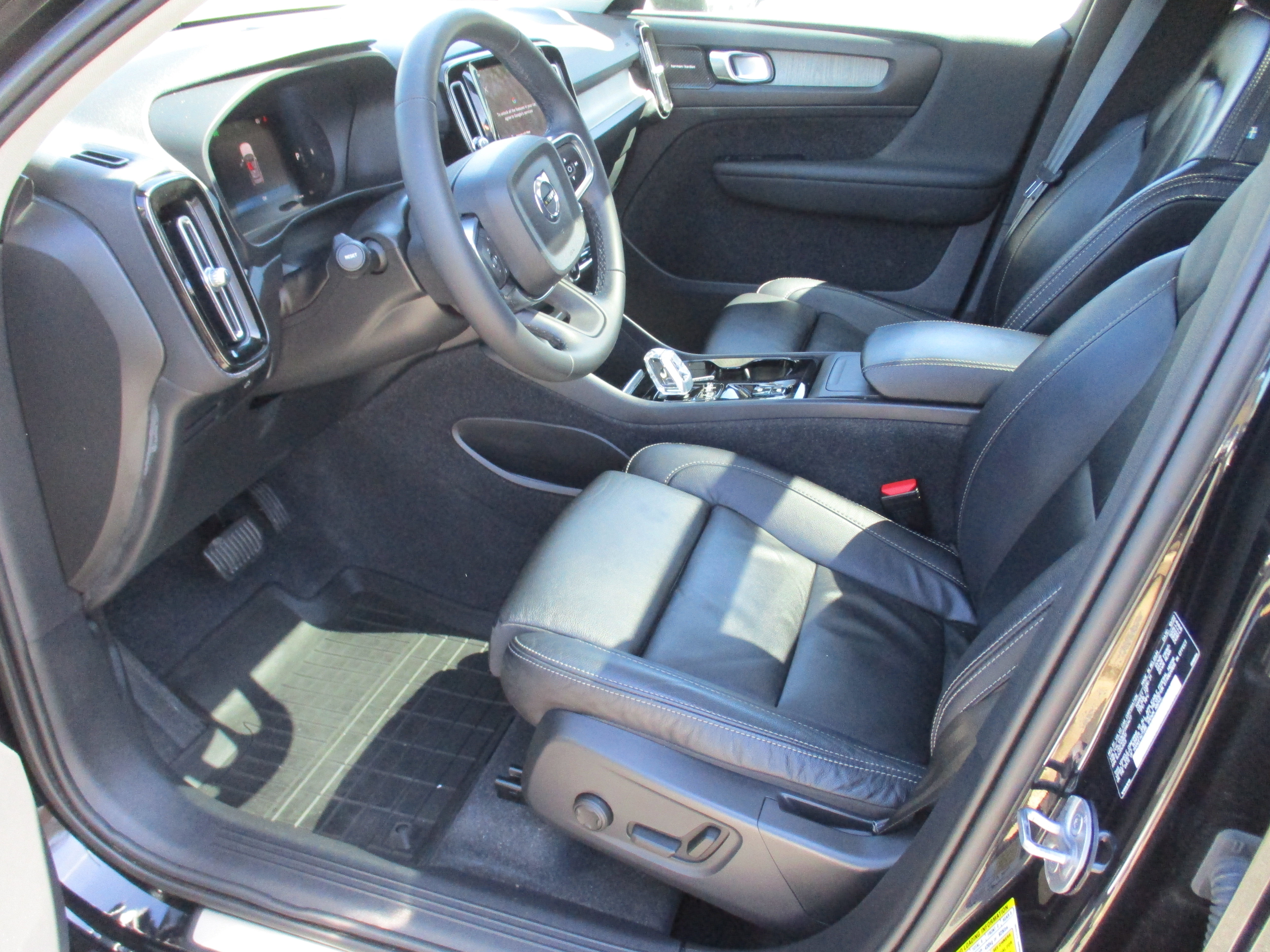 Used 2023 Volvo XC40 B5 Plus w/ Driver Assist Package AWD/4WD image 12