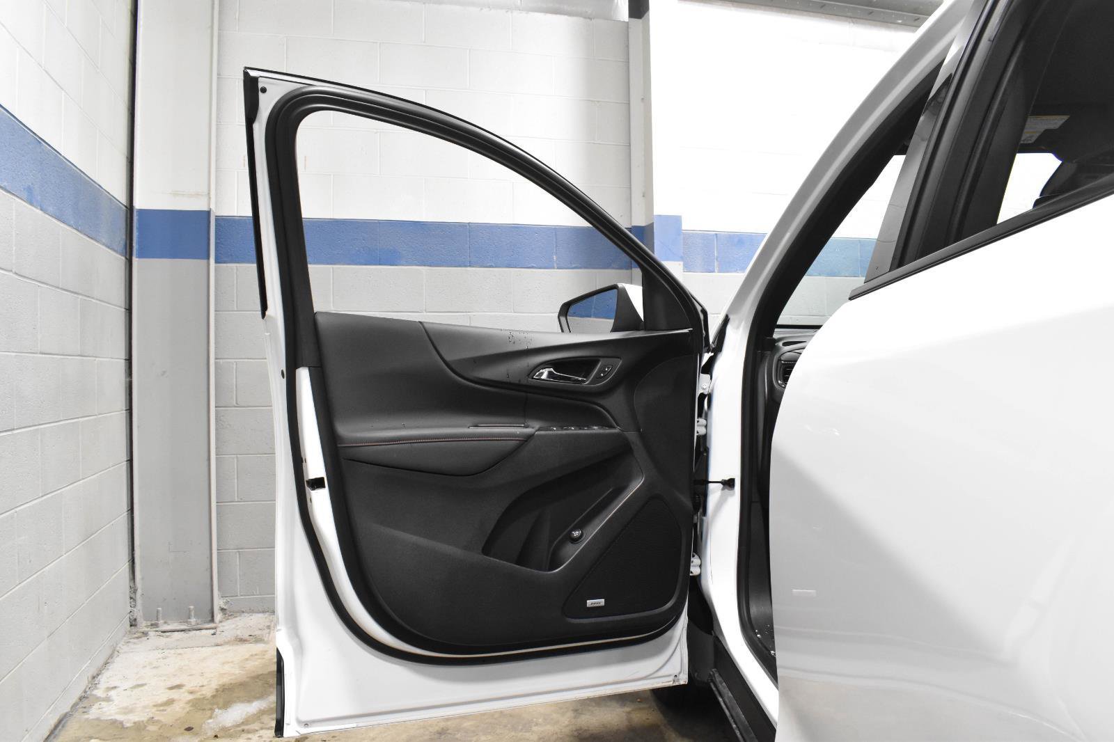 Used 2022 Chevrolet Equinox RS w/ RS Leather Package image 9