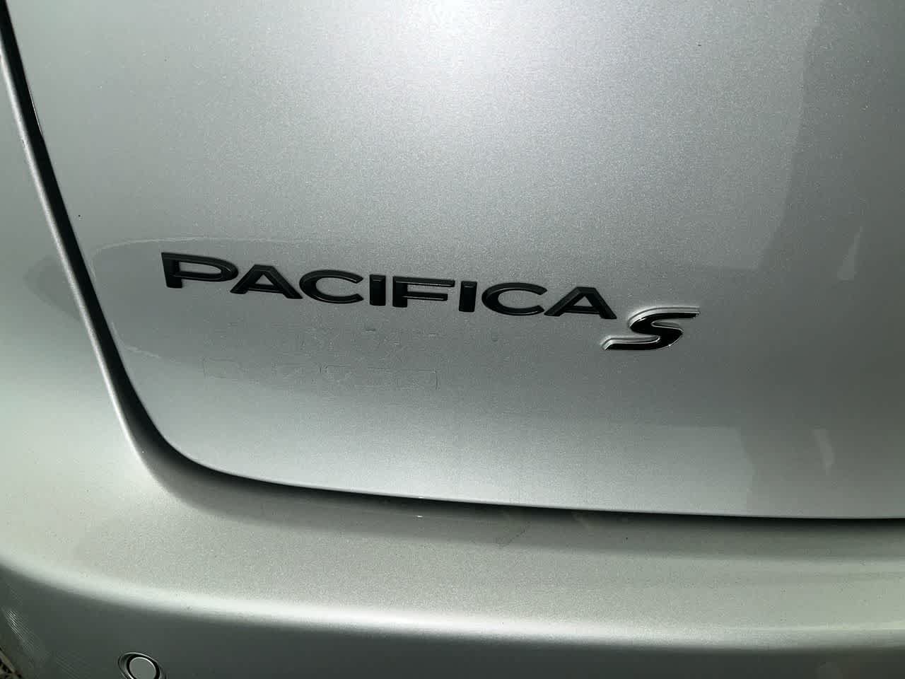 Used 2024 Chrysler Pacifica Premium FWD image 11