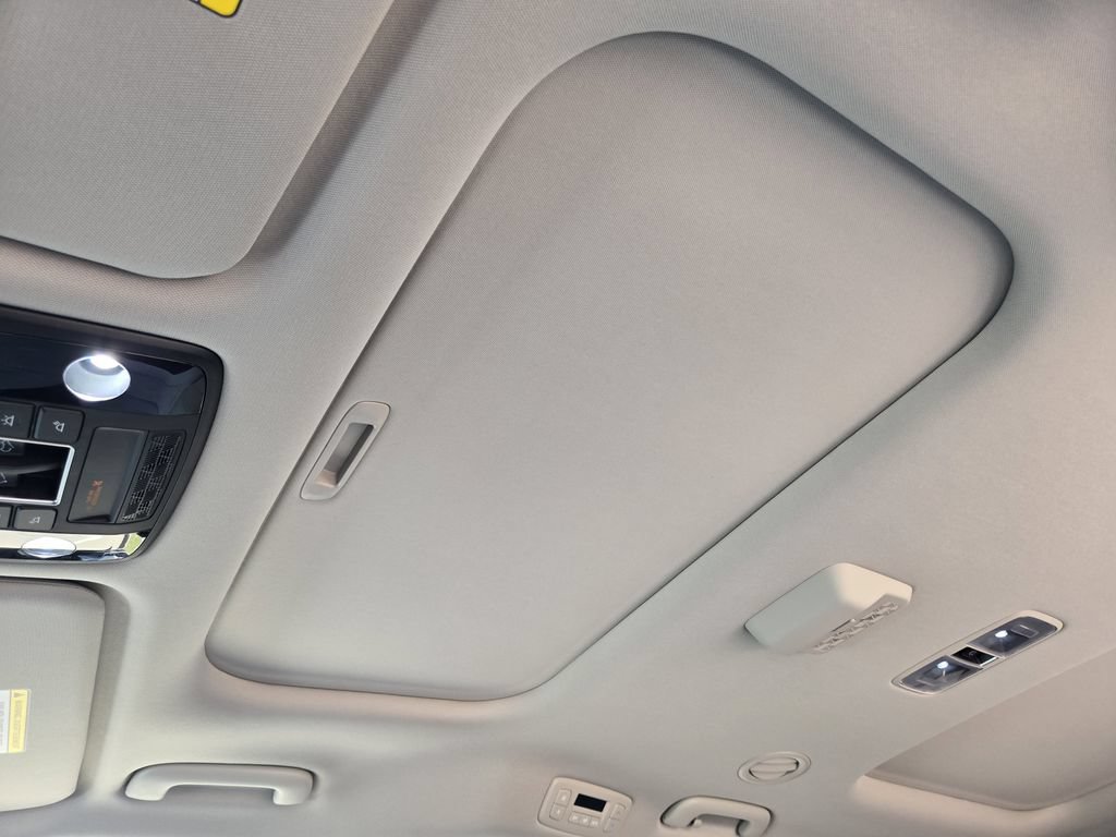 New 2026 Kia Carnival SX w/ SX Dark Edition Package FWD image 18