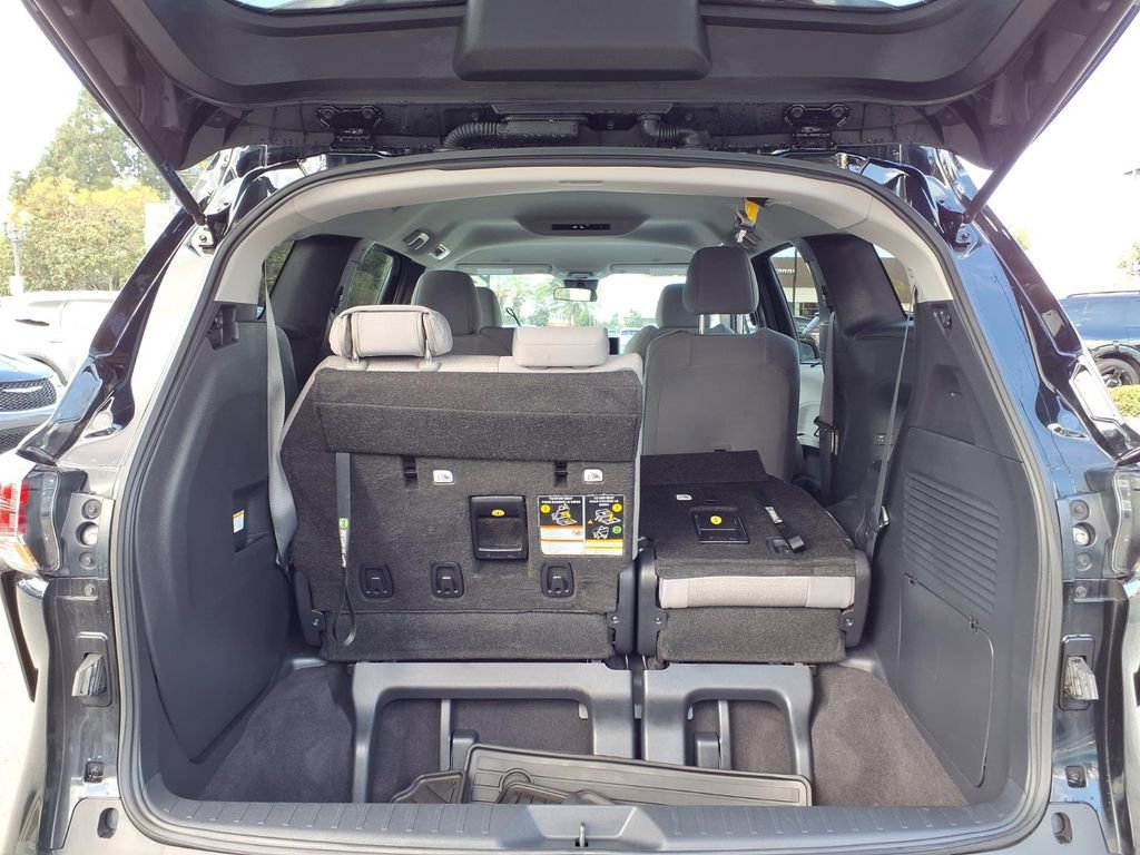 Used 2025 Toyota Sienna LE image 24