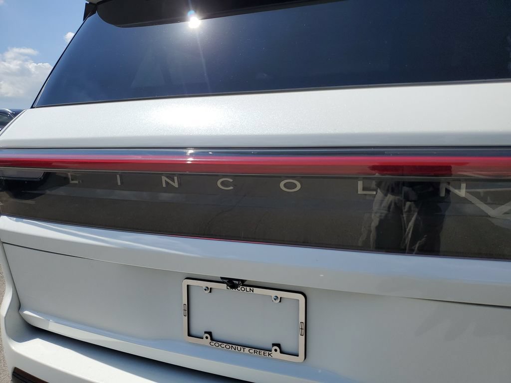 New 2026 Lincoln Navigator L Premier AWD/4WD image 5
