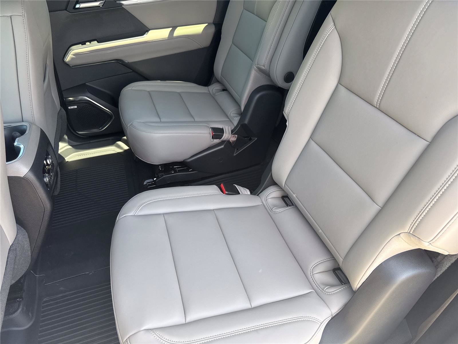 New 2026 GMC Acadia Elevation w/ Elevation Premium Package FWD image 31