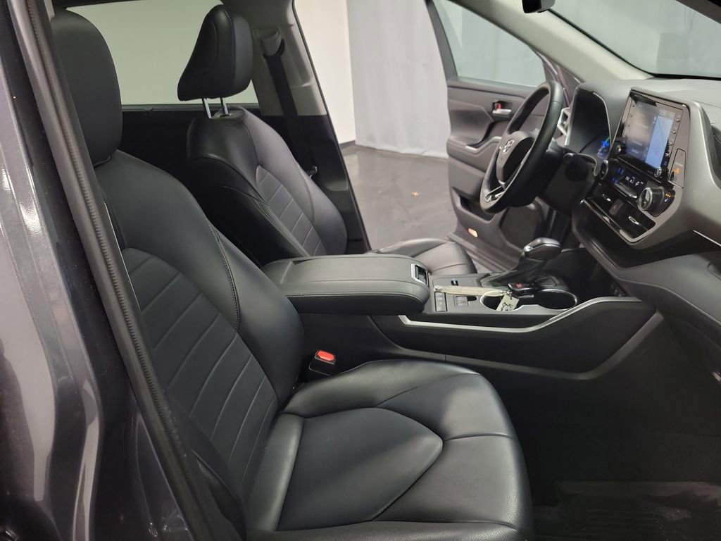 Used 2021 Toyota Highlander XLE image 23