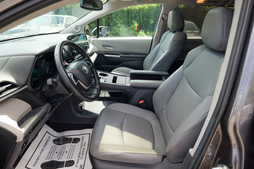 Used 2024 Toyota Sienna XLE w/ XLE Plus Package FWD image 20