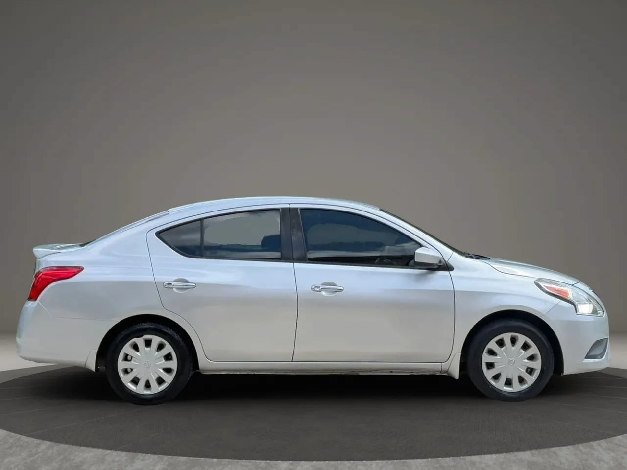 Used 2018 Nissan Versa SV FWD image 2