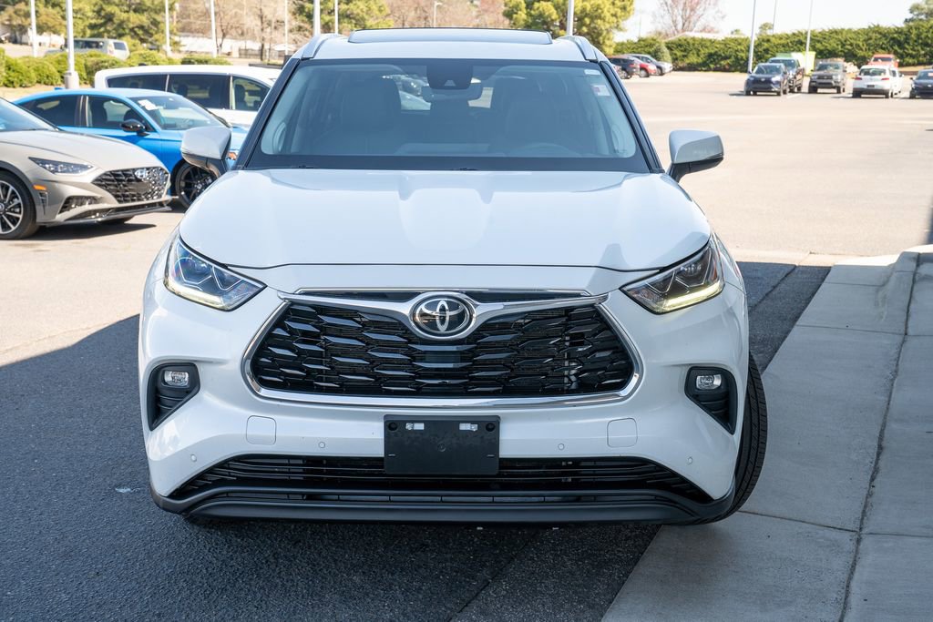 Used 2023 Toyota Highlander Limited image 2