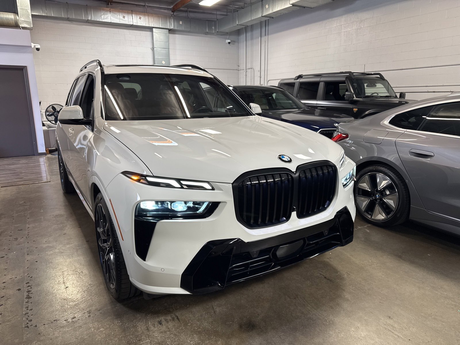 Used 2023 BMW X7 xDrive40i w/ M Sport Package image 3