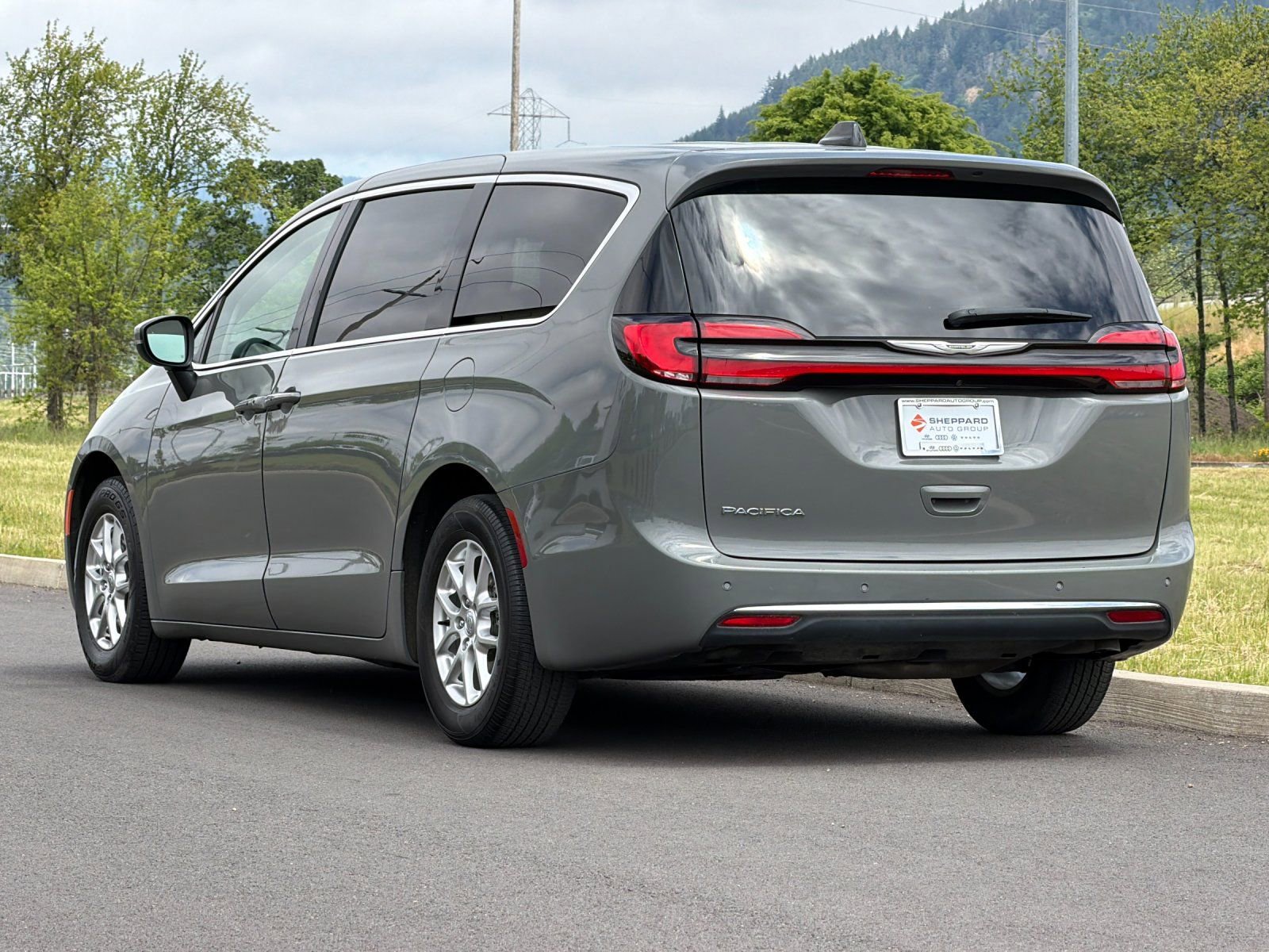 Used 2023 Chrysler Pacifica Touring-L FWD image 5