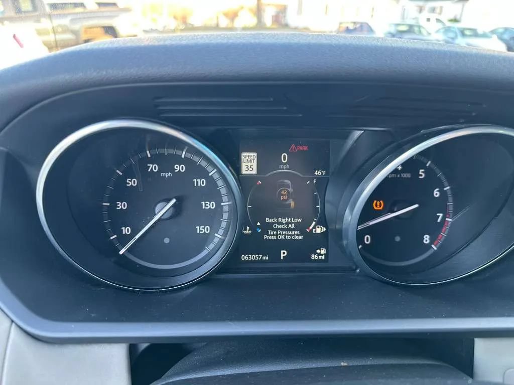 Used 2017 Land Rover Discovery HSE AWD/4WD image 17