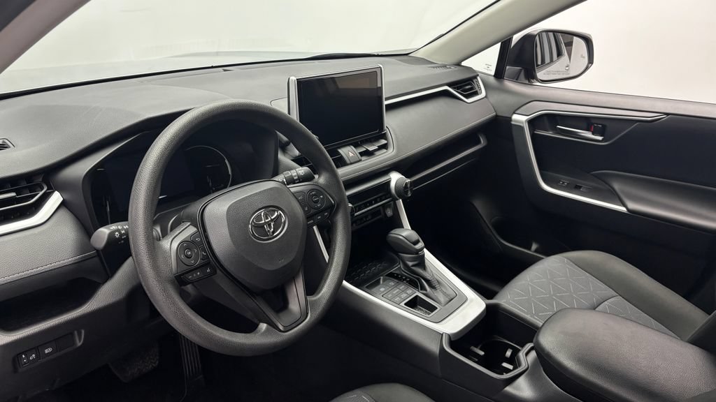 Used 2025 Toyota RAV4 XLE AWD/4WD image 18