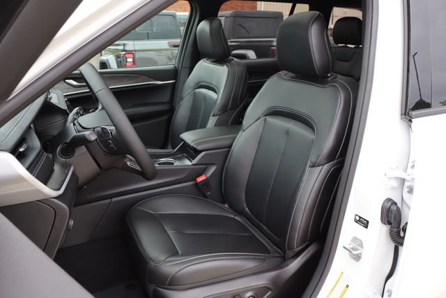 New 2026 Jeep Grand Cherokee Limited w/ Limited Altitude Package AWD/4WD image 12