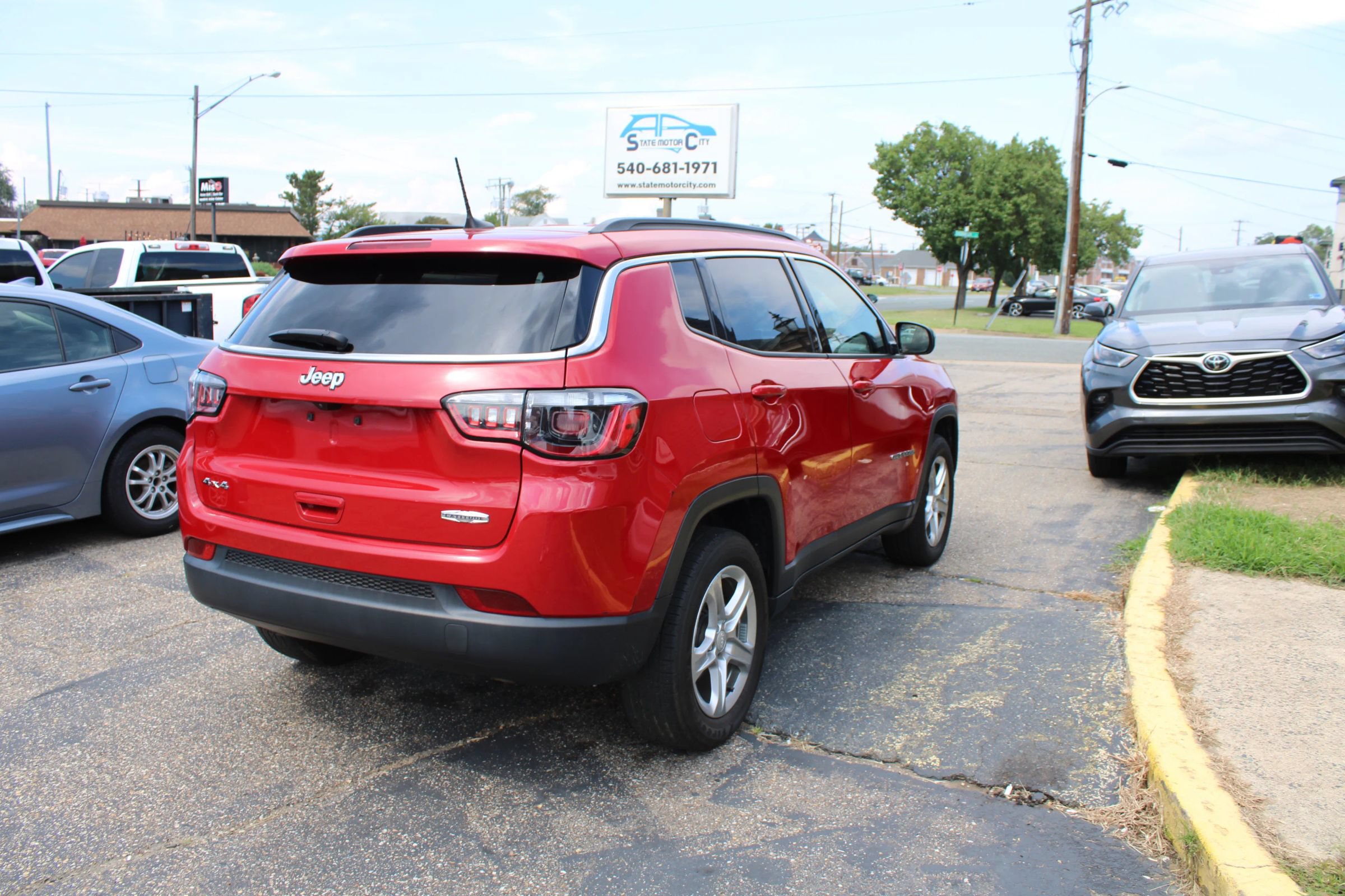 Used 2024 Jeep Compass Latitude AWD/4WD image 5