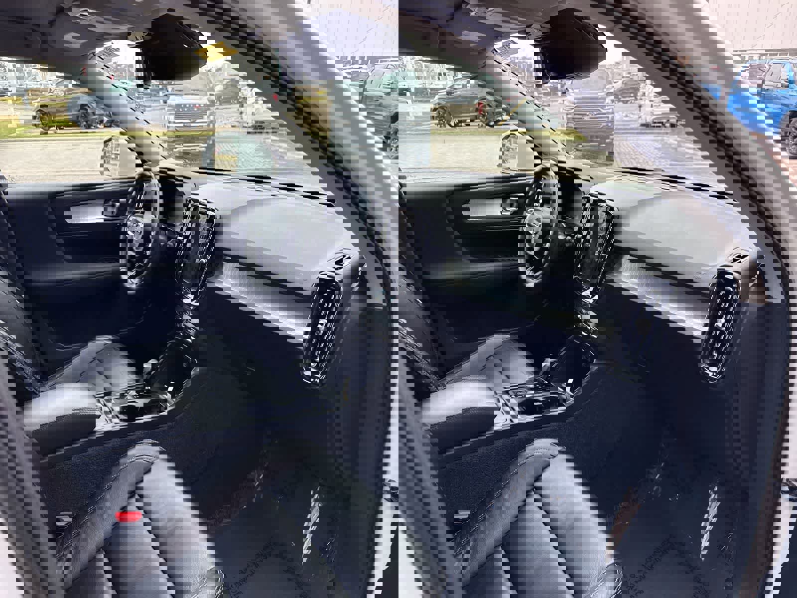 Used 2022 Volvo XC40 T5 Momentum image 9