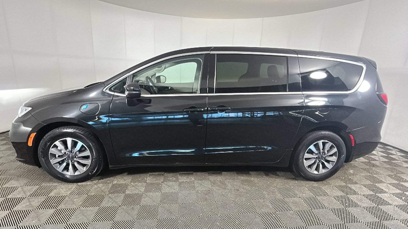 Used 2023 Chrysler Pacifica Touring-L FWD image 6