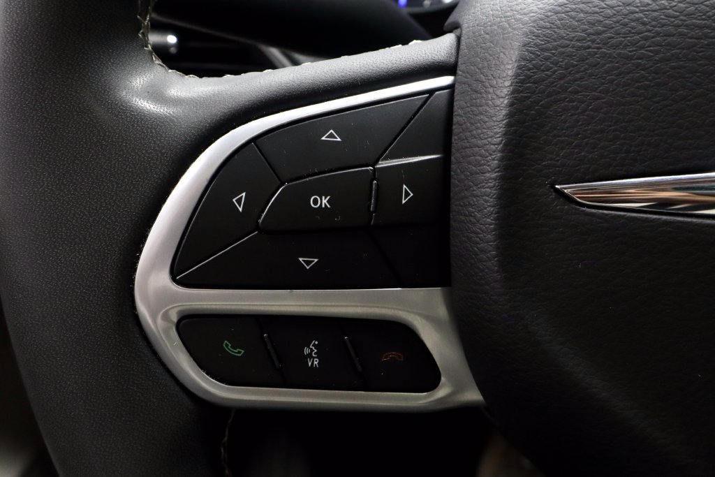 Used 2023 Chrysler Pacifica Limited FWD image 26