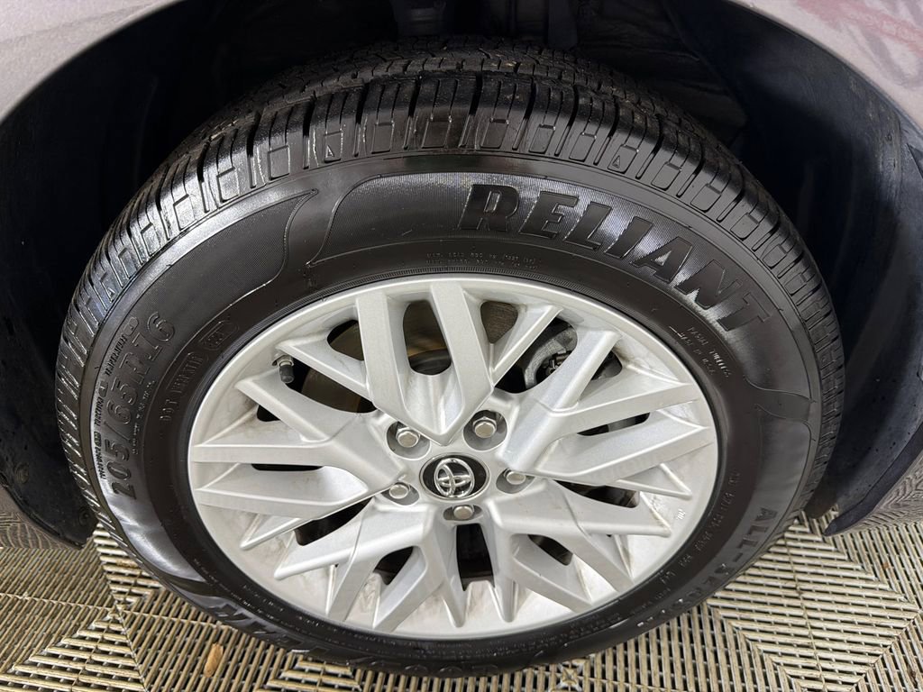 Used 2017 Toyota Camry LE image 12