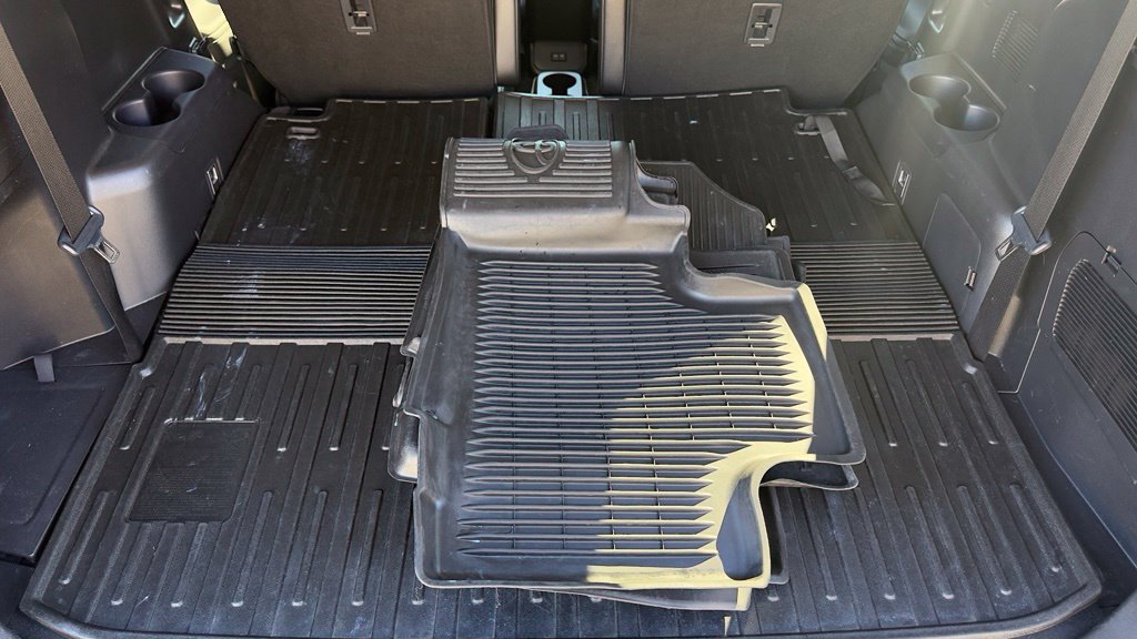 Used 2023 Toyota Highlander XLE AWD/4WD image 28