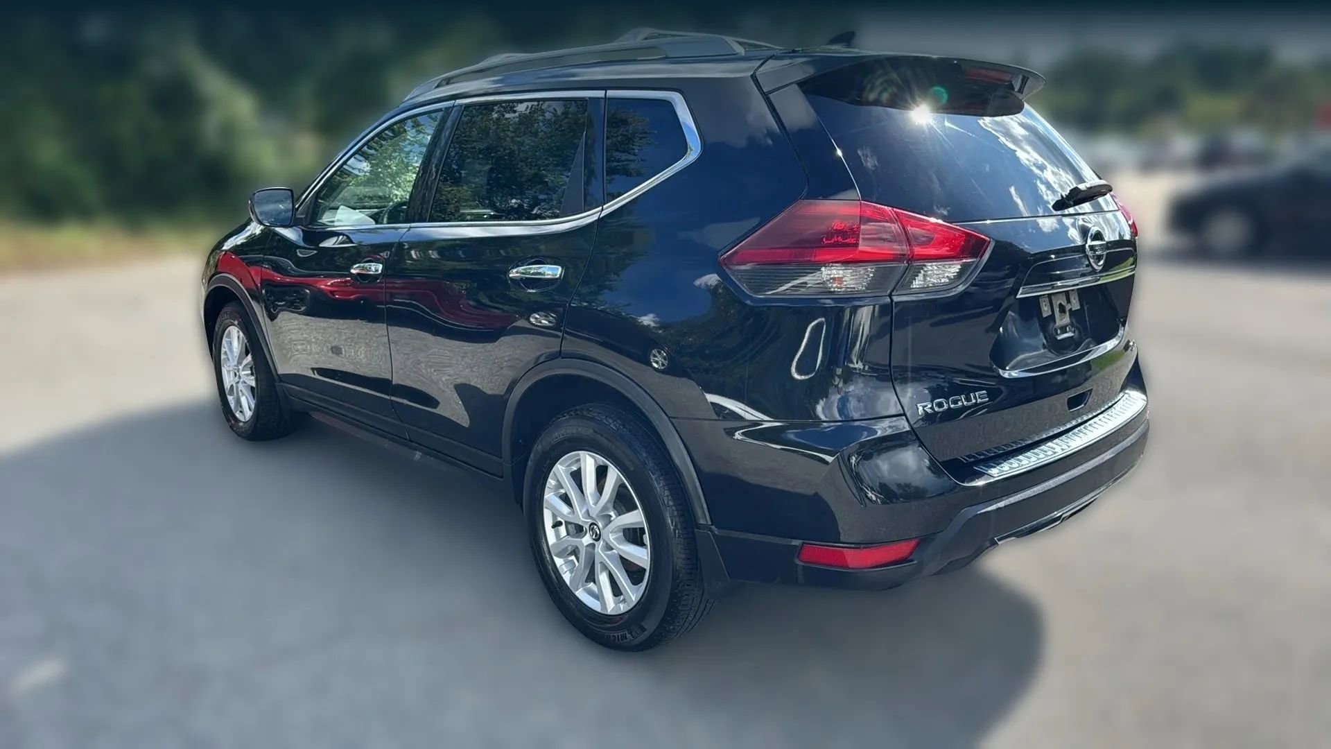 Used 2018 Nissan Rogue SV image 7