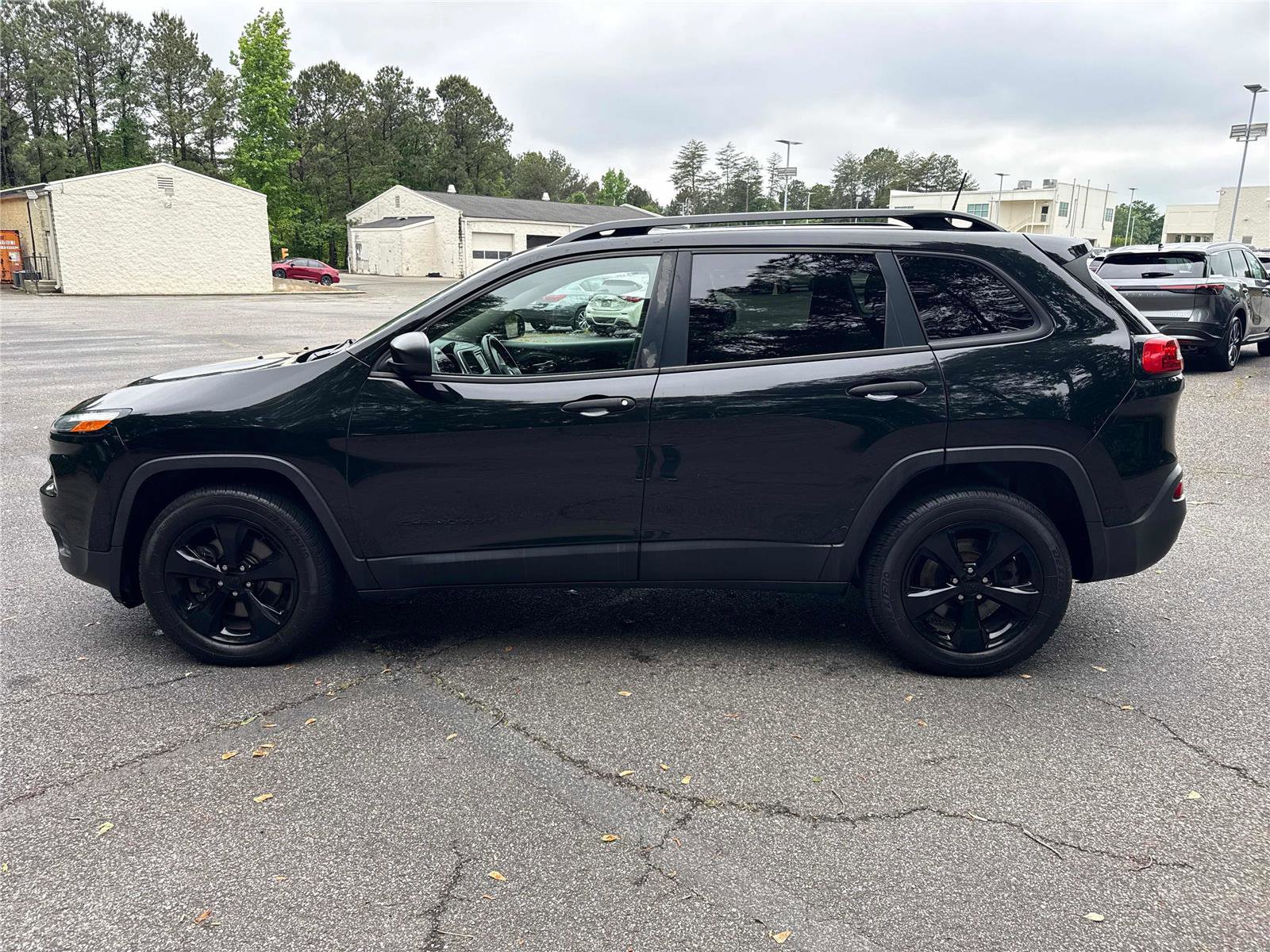 Used 2017 Jeep Cherokee Sport w/ Cold Weather Group AWD/4WD image 9