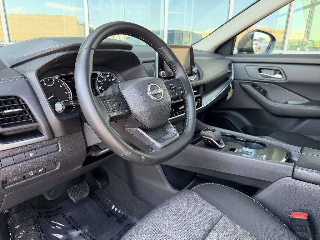 Used 2025 Nissan Rogue SV image 27