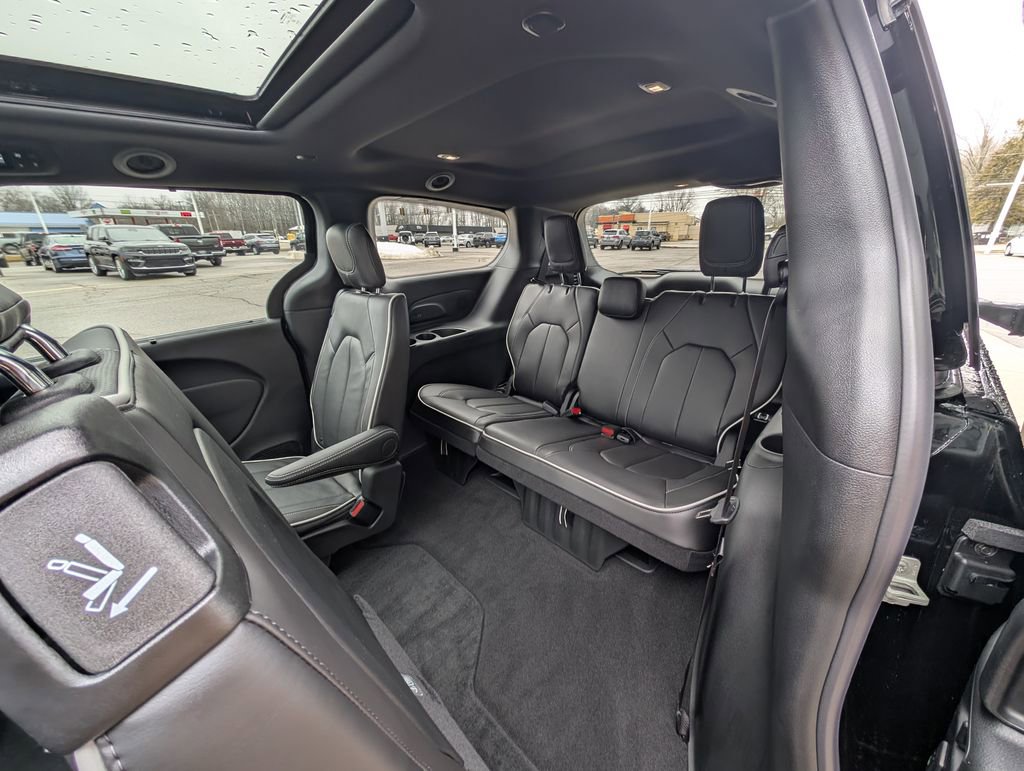 New 2026 Chrysler Pacifica Limited w/ Trailer Tow Group image 17