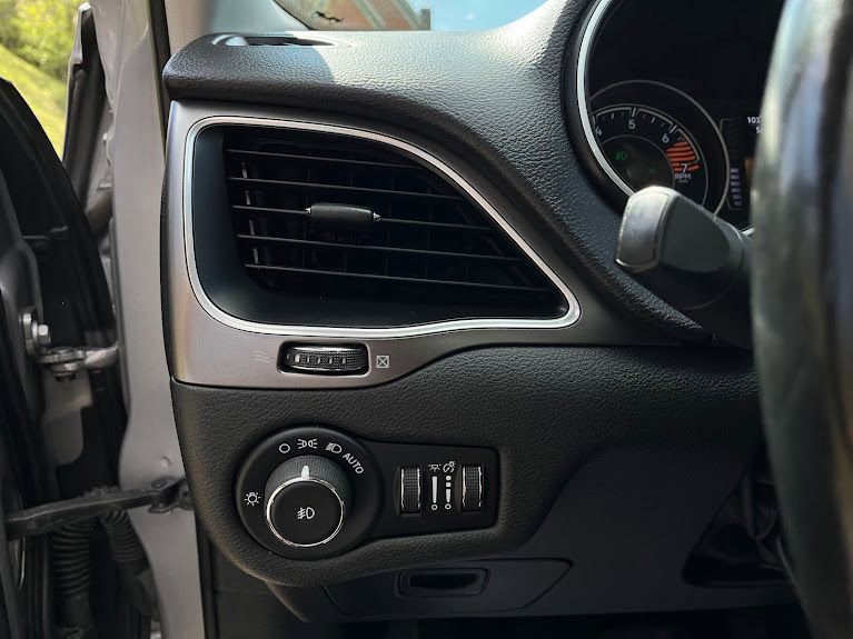 Used 2019 Jeep Cherokee Latitude Plus w/ Cold Weather Group image 11