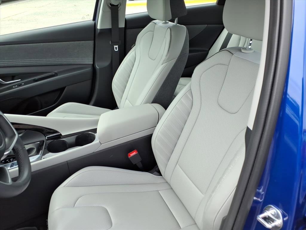 Used 2025 Hyundai Elantra Limited w/ Cargo Package image 12