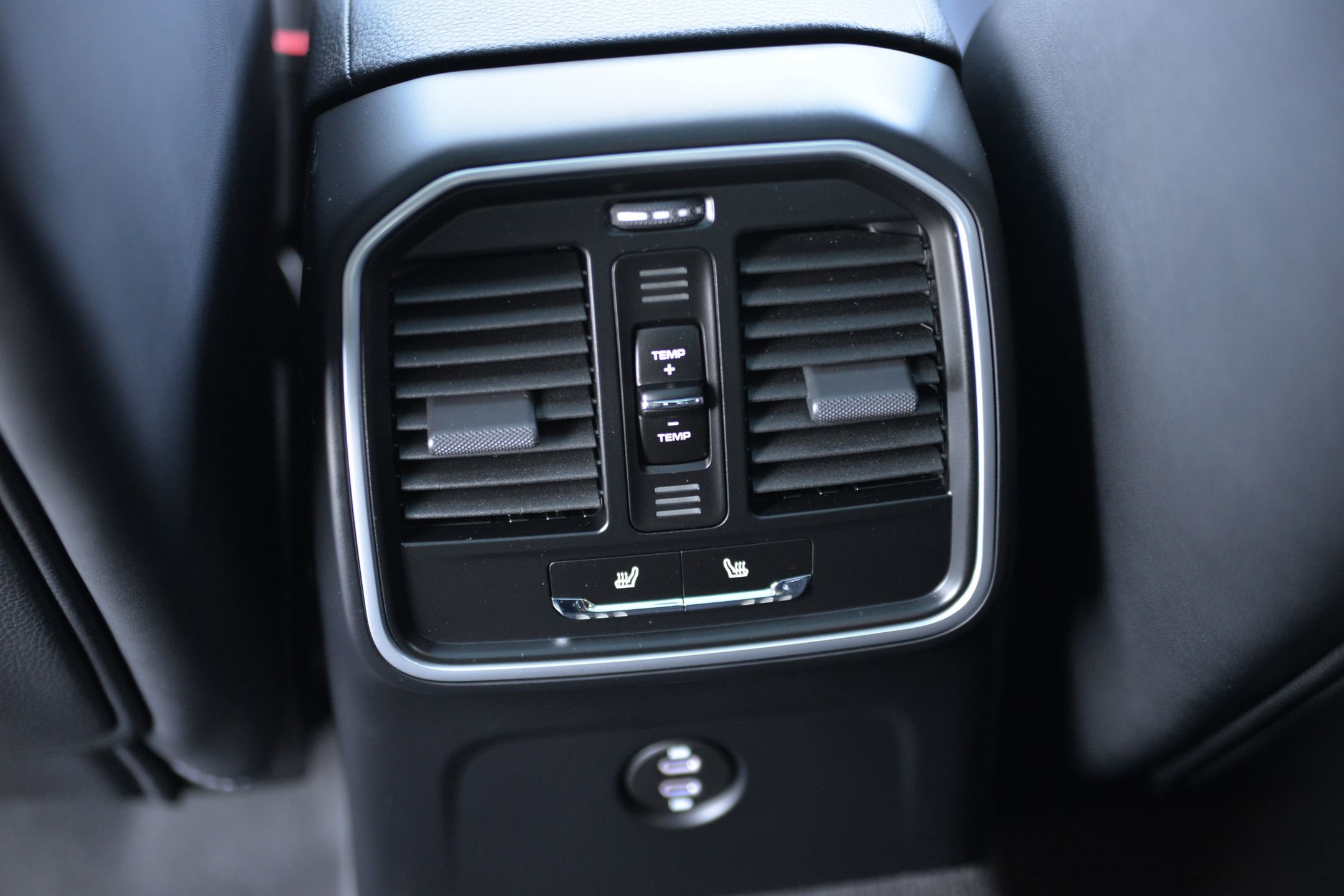 Certified 2025 Porsche Macan image 27