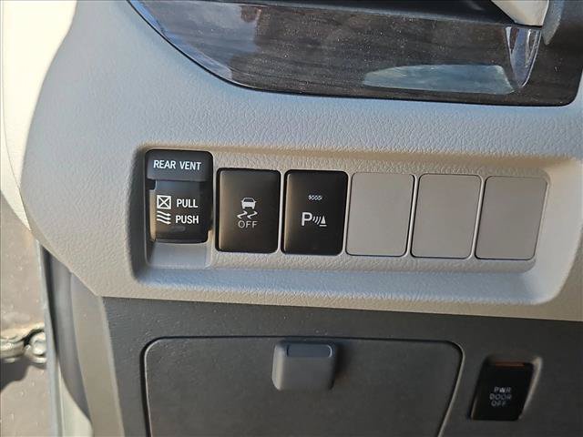 Used 2018 Toyota Sienna XLE w/ XLE Navigation Package FWD image 16