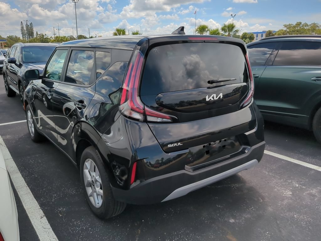 Certified 2025 Kia Soul LX w/ LX Technology Package FWD image 5