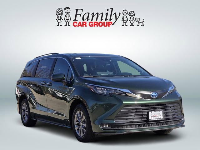Used 2025 Toyota Sienna XLE w/ XLE Plus Package image 2