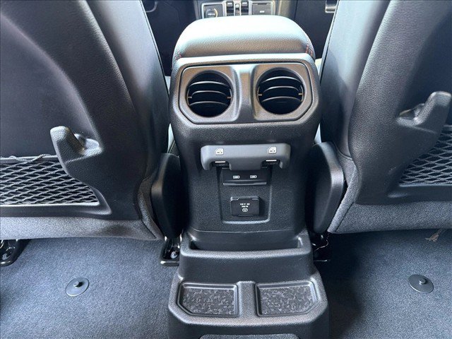 Used 2025 Jeep Wrangler Unlimited Rubicon AWD/4WD image 23