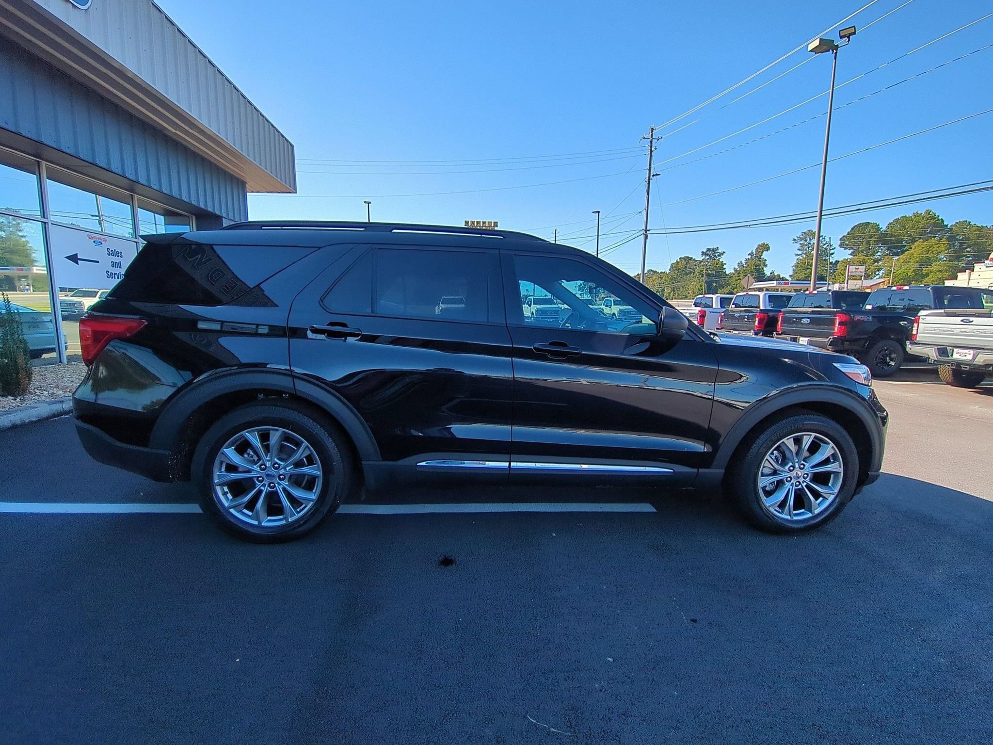 Used 2023 Ford Explorer XLT w/ Equipment Group 202A RWD image 4