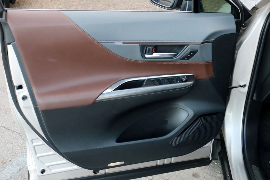 Used 2021 Toyota Venza Limited image 18