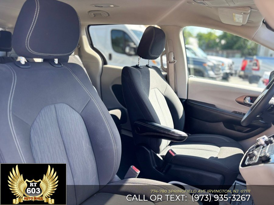 Used 2023 Chrysler Voyager LX FWD image 18