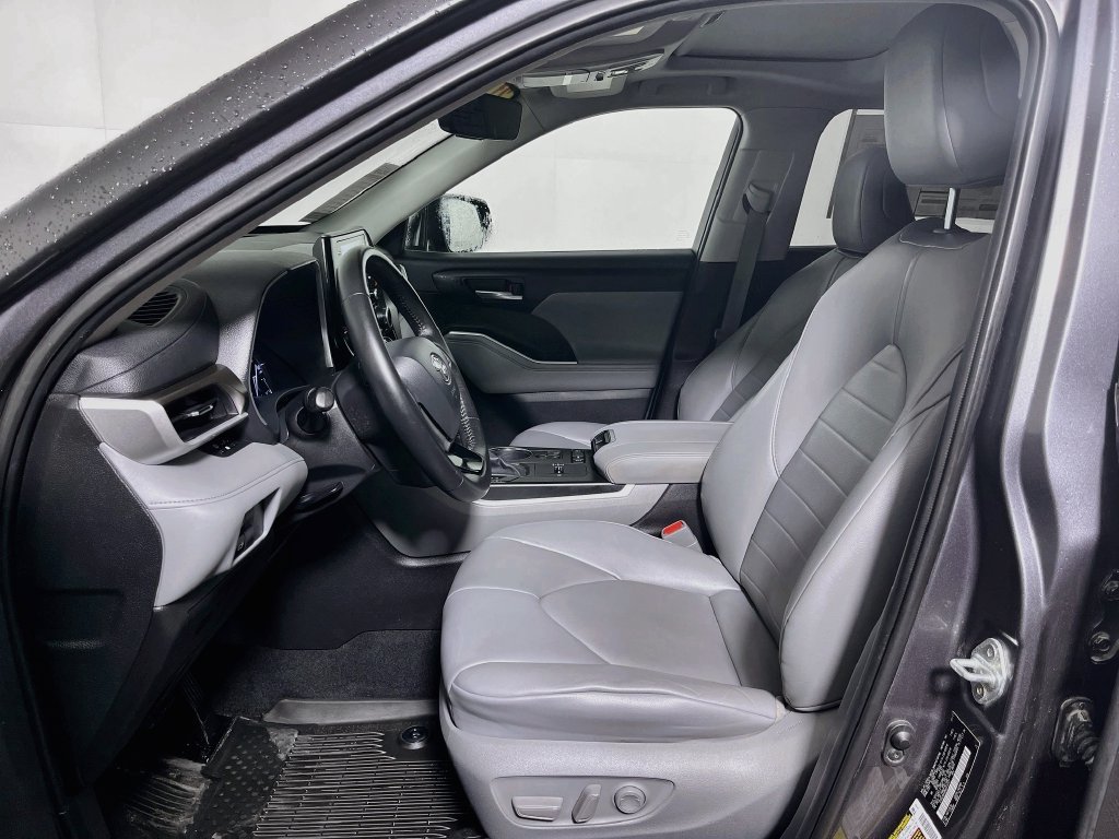 Used 2021 Toyota Highlander XLE FWD image 12