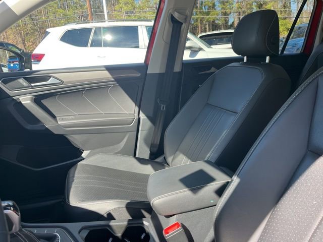 Used 2023 Volkswagen Tiguan SE w/ Panoramic Sunroof Package image 9