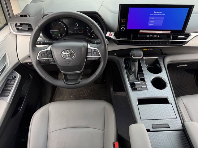 Used 2025 Toyota Sienna XLE FWD image 12