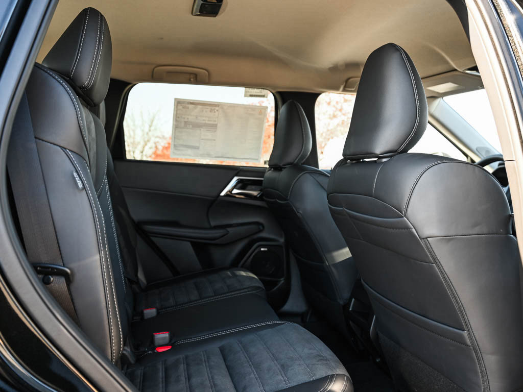 New 2025 Mitsubishi Outlander SE image 12