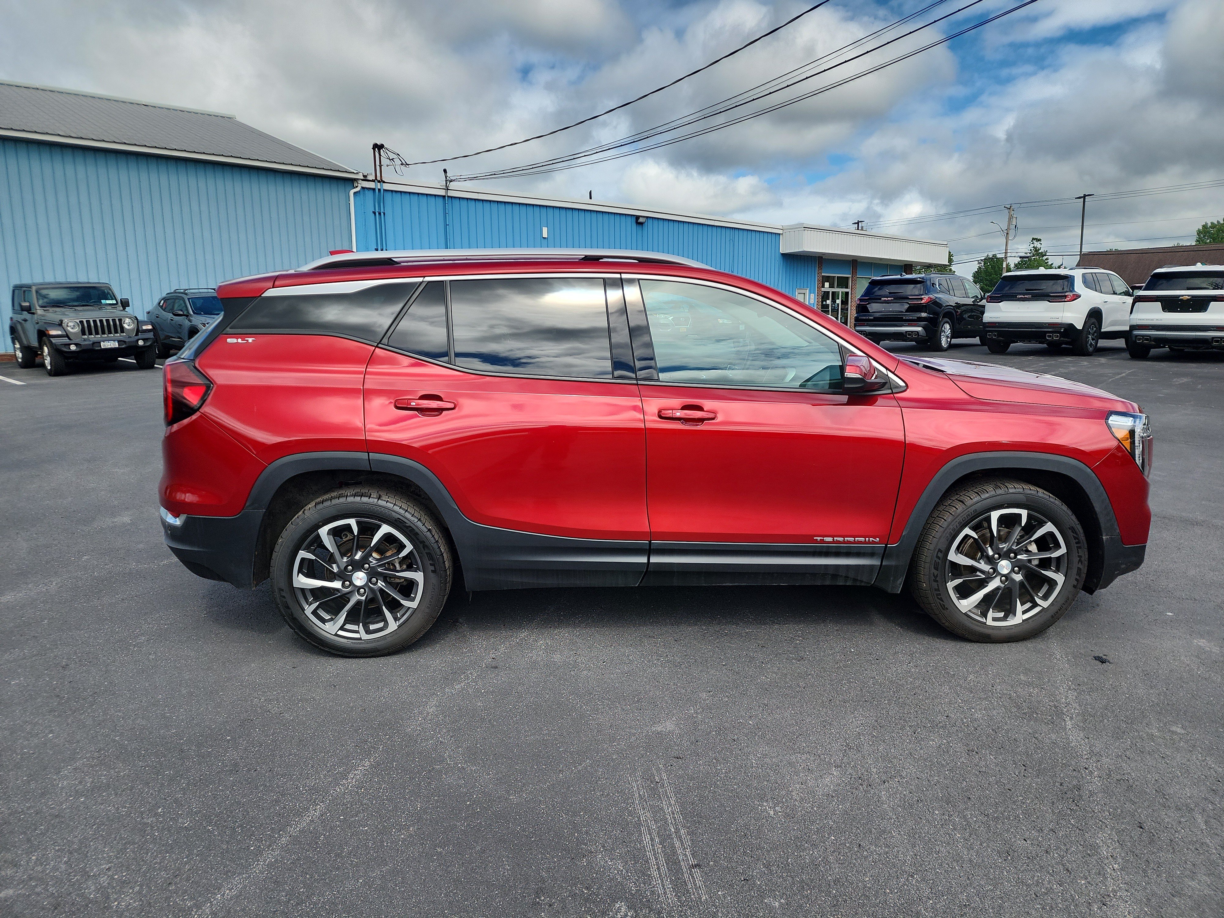 Certified 2022 GMC Terrain SLT w/ Infotainment Package II AWD/4WD image 9