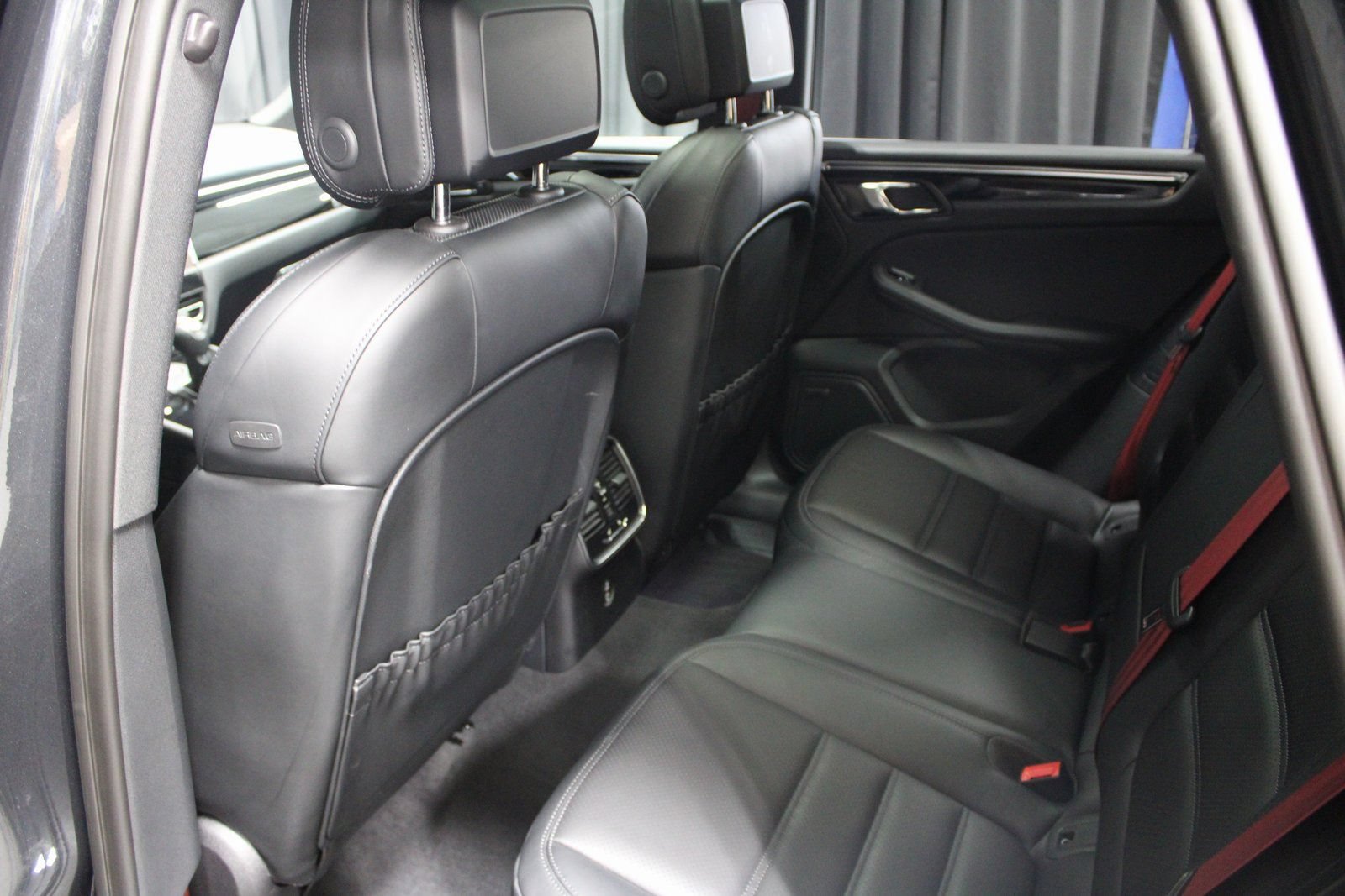 Certified 2025 Porsche Macan AWD/4WD image 33