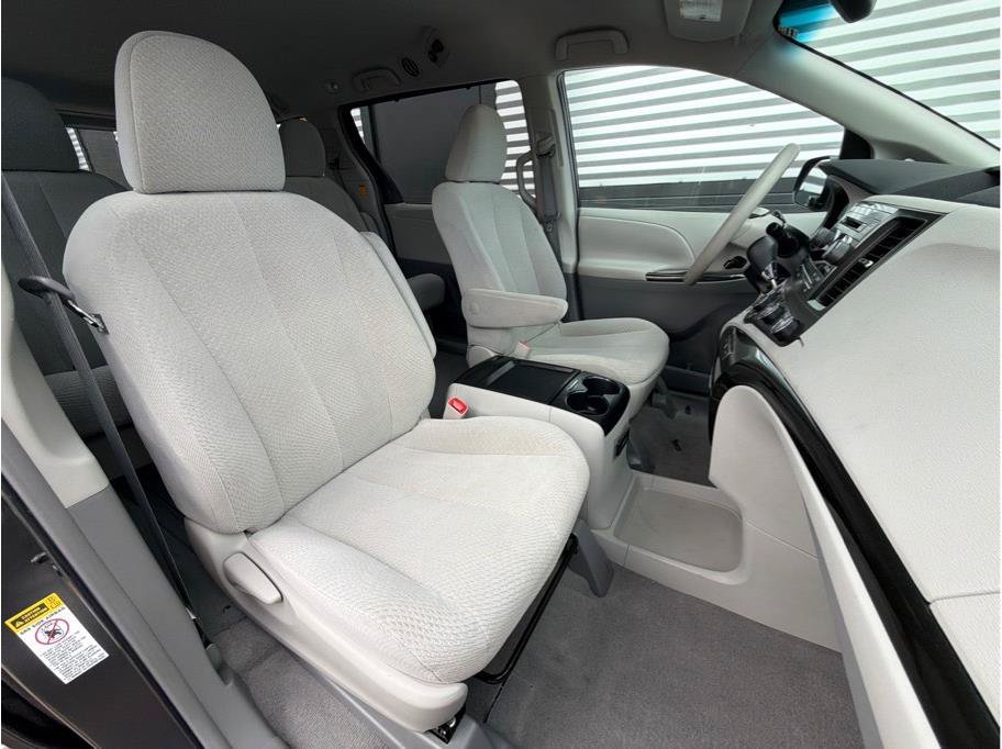 Used 2011 Toyota Sienna LE w/ Towing Pkg FWD image 4