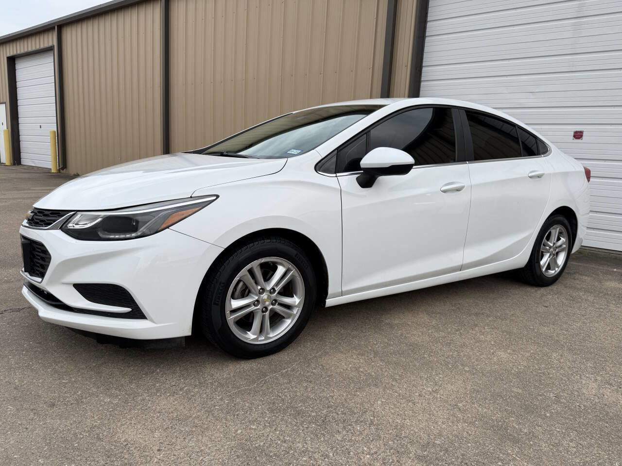 Used 2017 Chevrolet Cruze LT image 5